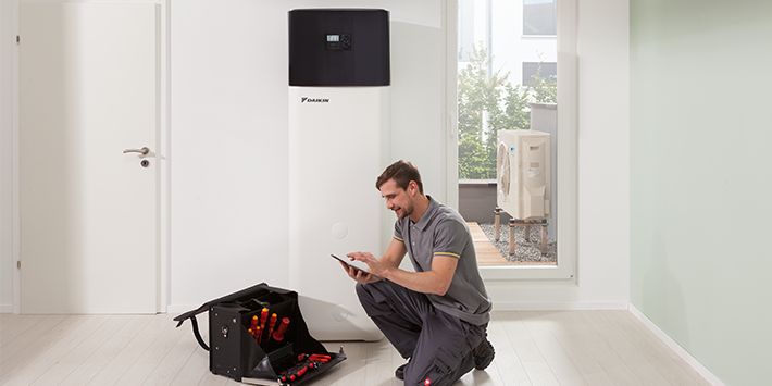 Instalimi i pompës së nxehtësisë ajër-ujë Daikin Altherma për ujin e ngrohtë në shtëpi